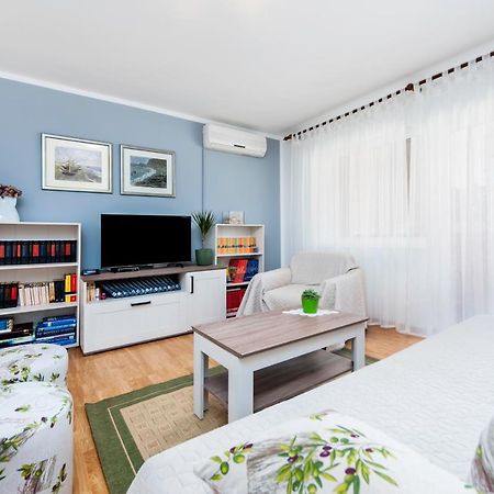 Apartman Oly Ровин Екстериор снимка