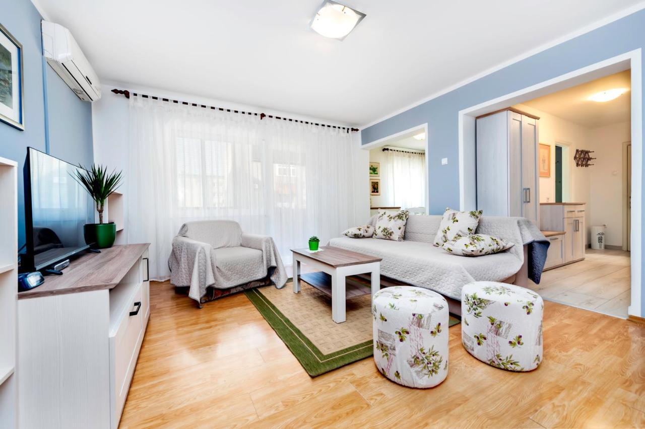 Apartman Oly Ровин Екстериор снимка