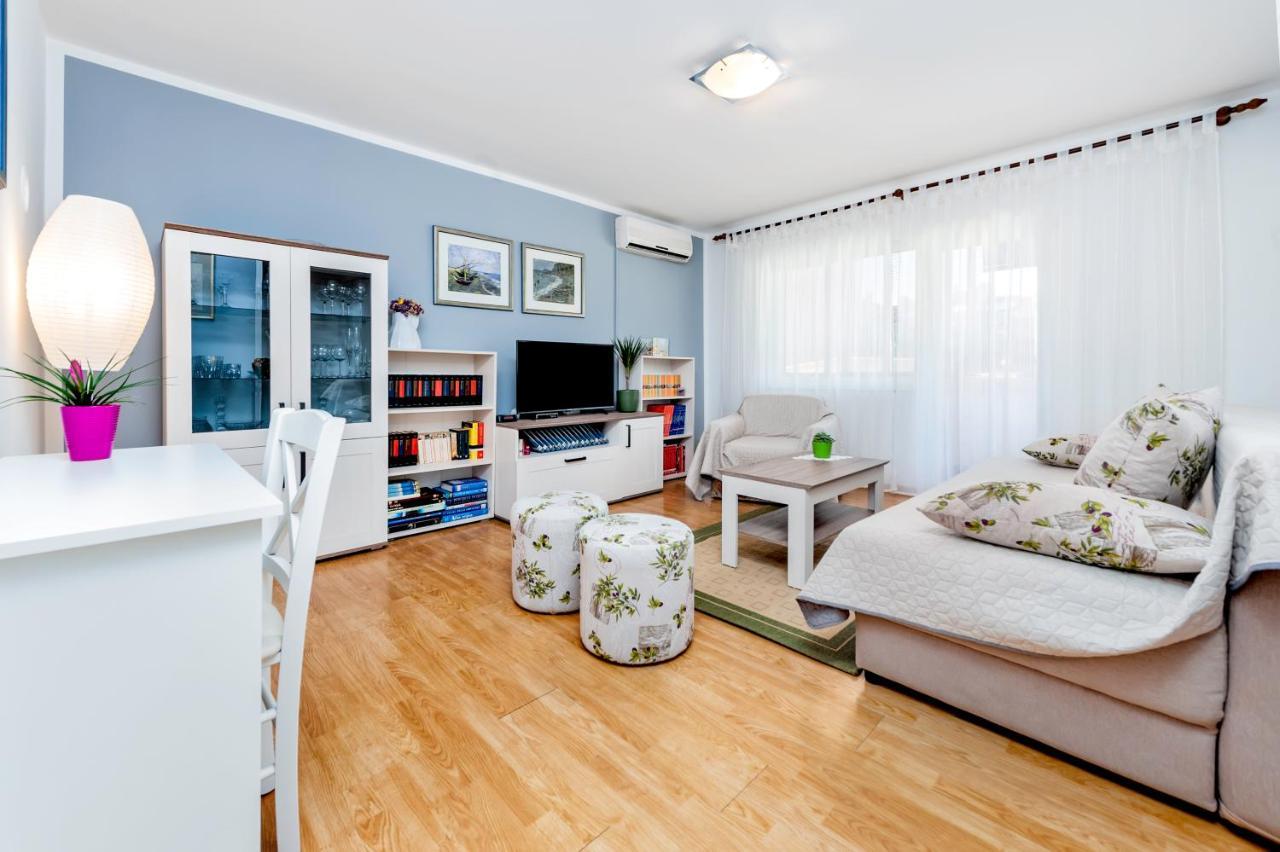 Apartman Oly Ровин Екстериор снимка
