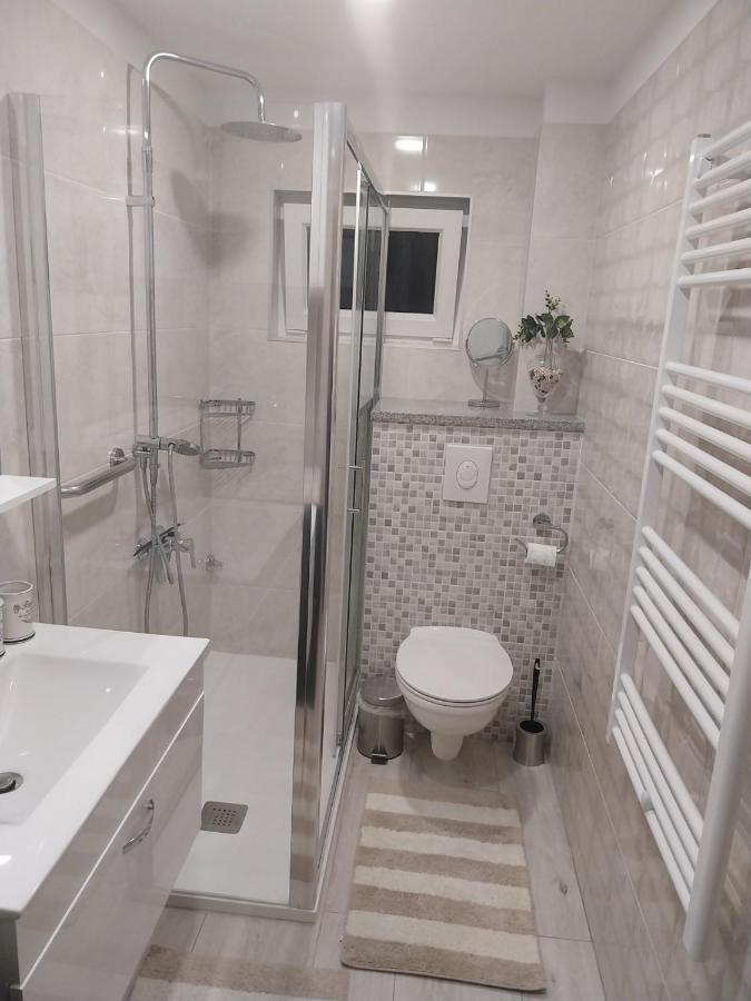 Apartman Oly Ровин Екстериор снимка