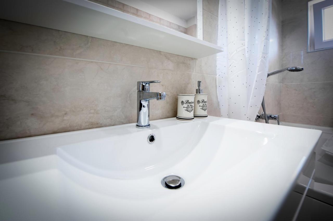 Apartman Oly Ровин Екстериор снимка