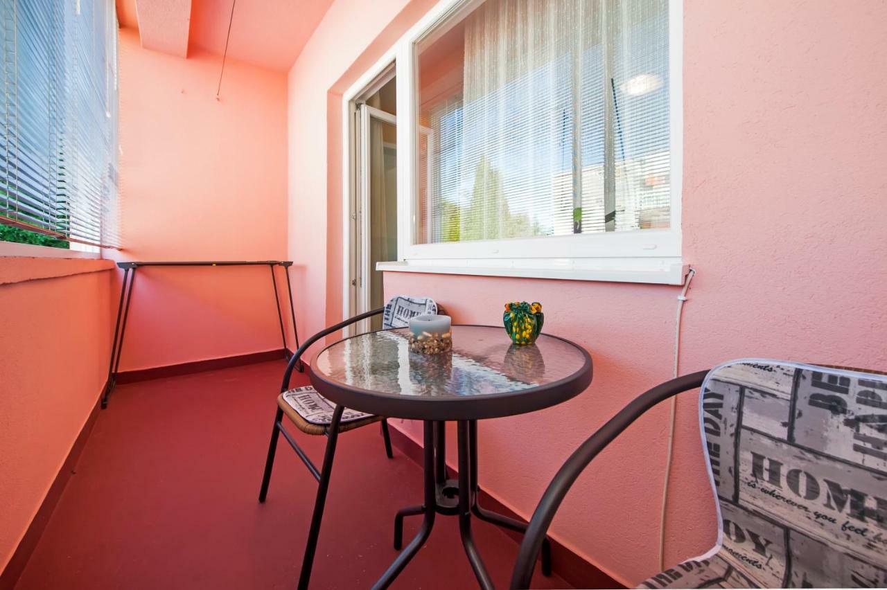 Apartman Oly Ровин Екстериор снимка