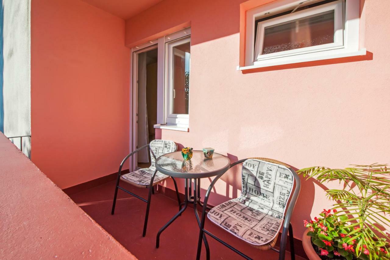 Apartman Oly Ровин Екстериор снимка